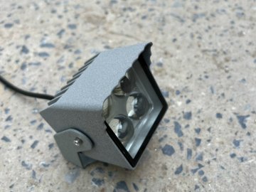 Đèn rọi cột vuông mũ 4x3w
